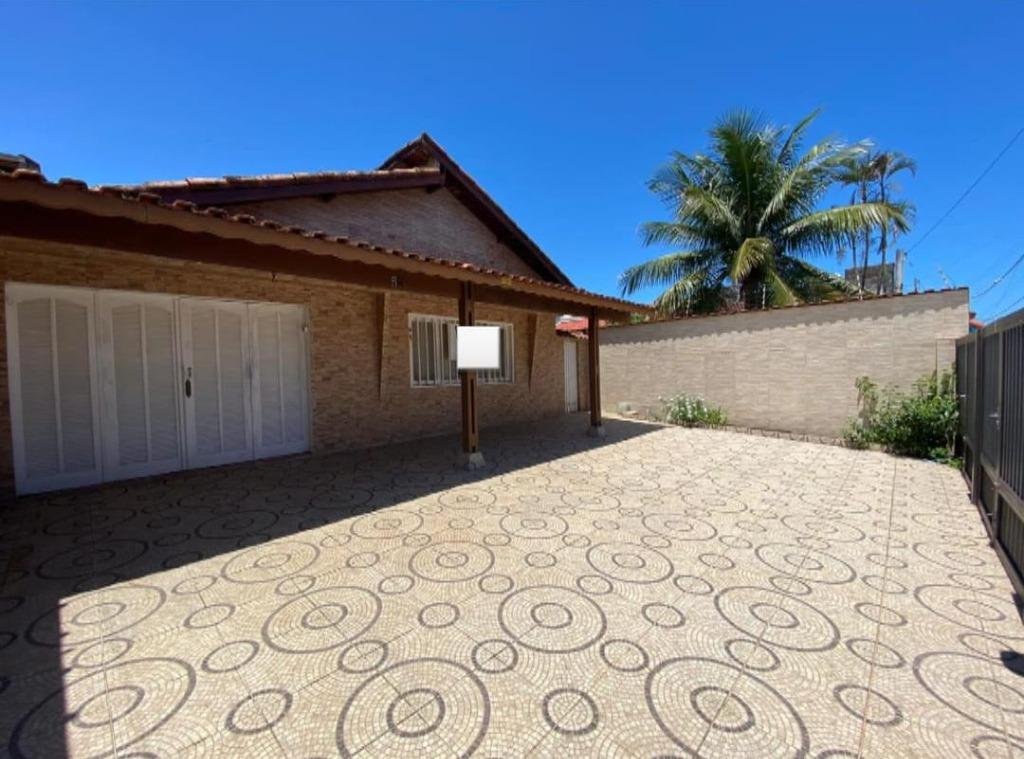 Casa com 3 dormitórios próximo à praia