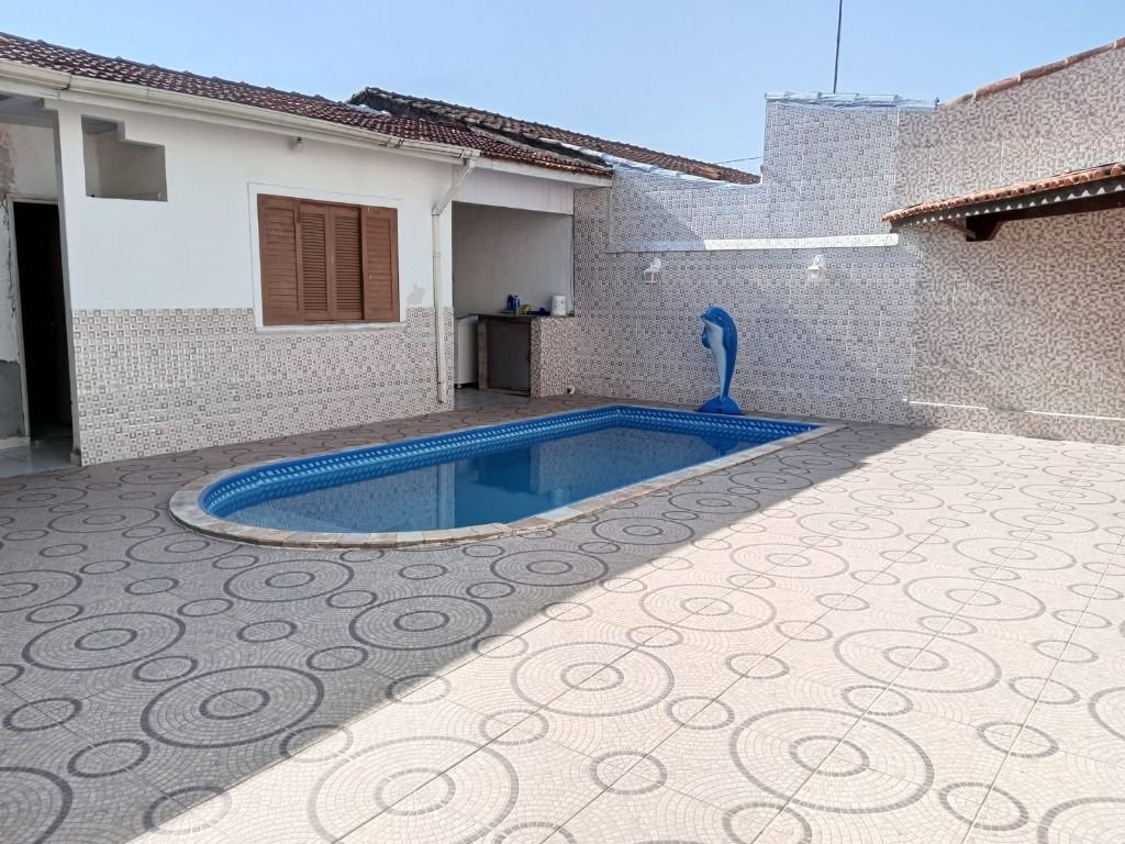 Casa com 6 dormitórios próximo à praia no bairro Parque Balneário Itanhaem