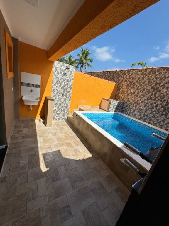 Sobrado com 2 dormitórios próximo à praia no bairro Jardim Cibratel II