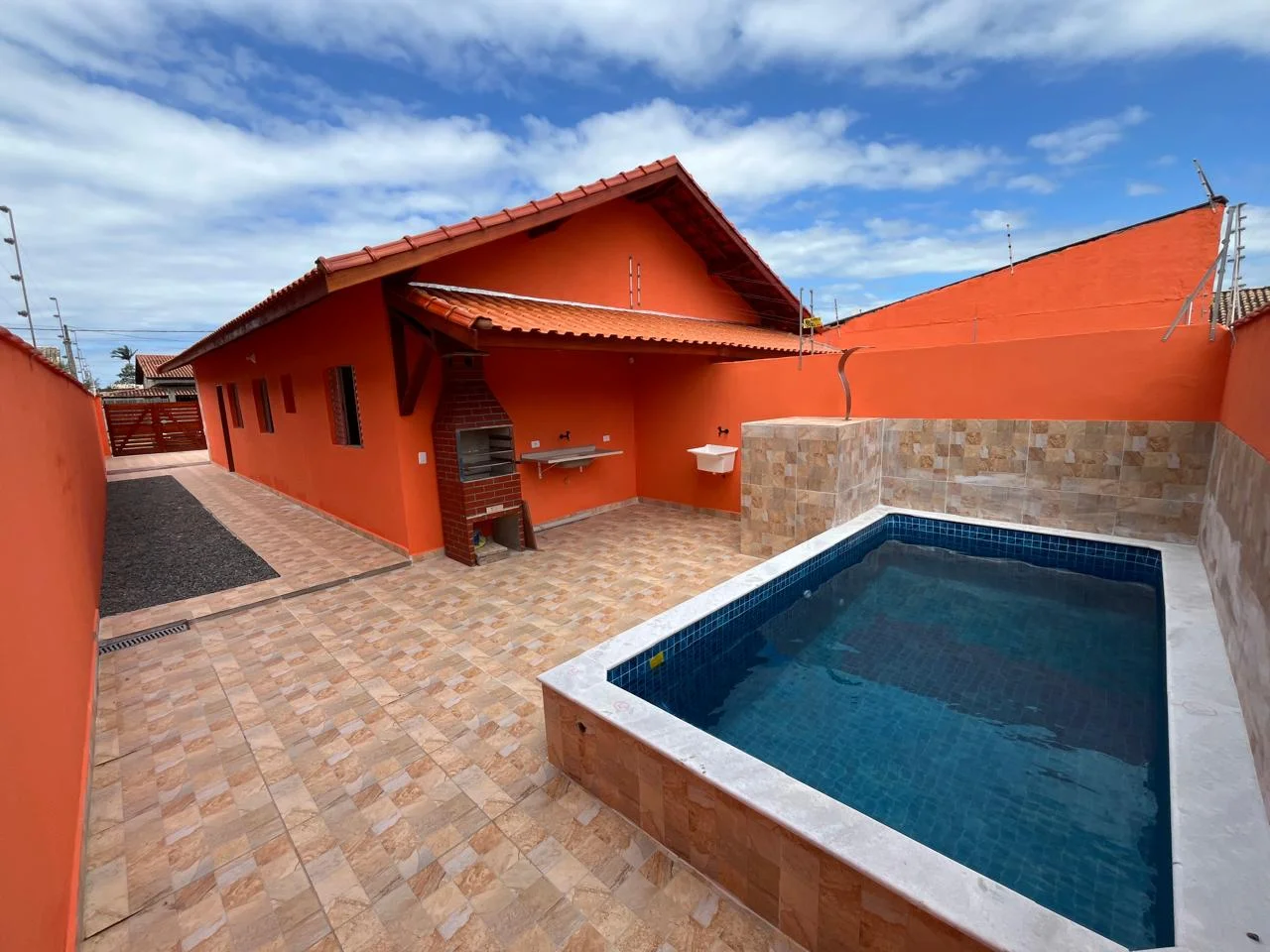 Casa com 2 dormitórios próximo à praia no bairro São João para pagamento á vista