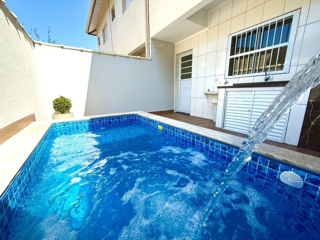 Sobrado com 2 dormitórios próximo à praia no bairro Balneário Itaguaí