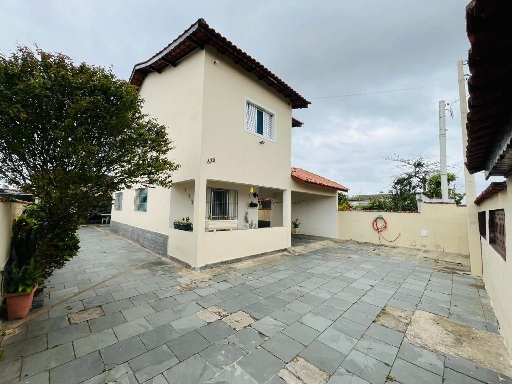 Sobrado com 5 dormitórios próximo à praia no bairro Balneário Samas