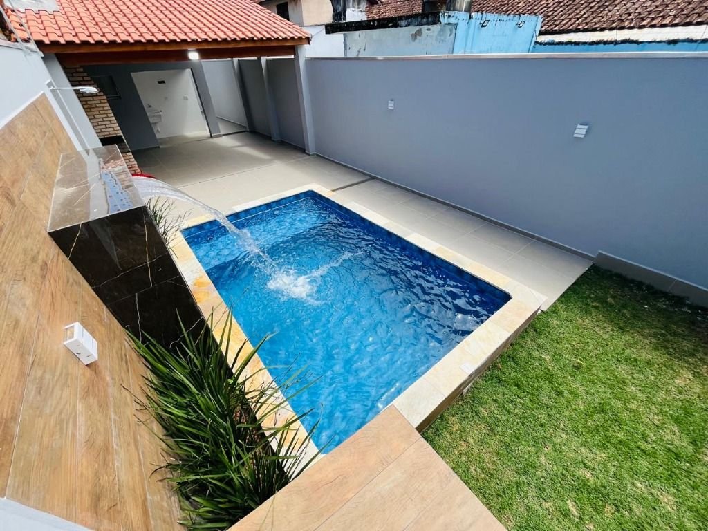 CASA NOVA ISOLADA COM ACABAMENTO IMPECÁVEL PERTINHO DO CENTRO DE MONGAGUÁ