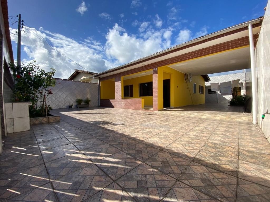 CASA EM LOTE INTEIRO EM LOCALIZAÇÃO PRIVILEGIADA NA PRAIA DE MONGAGUÁ