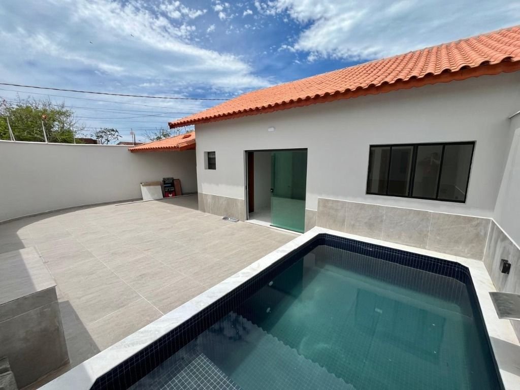 CASA NOVA LADO PRAIA COM 03 DORMITORIOS Á VENDA NA PRAIA DE MONGAGUÁ