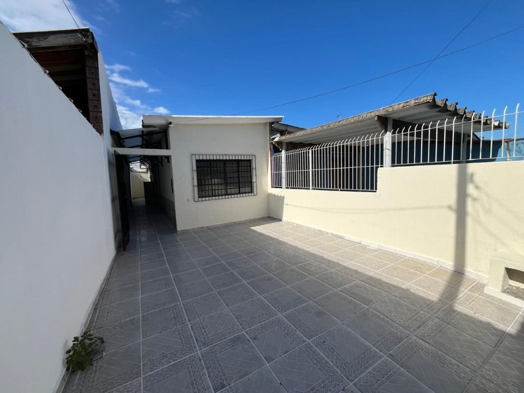 Casa com 2 dormitórios próximo à praia no bairro Itaóca
