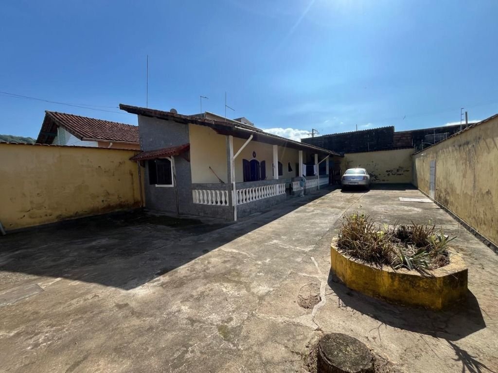 Casa com 2 dormitórios próximo à praia no bairro Jardim Praia Grande