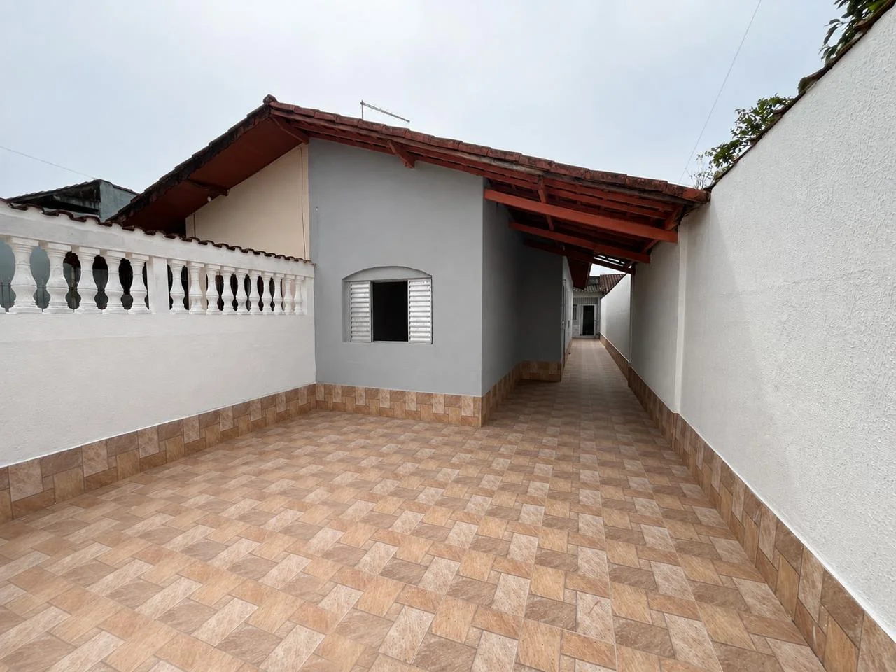 Casa com 3 dormitórios próximo à praia no bairro Balneário Itaguaí