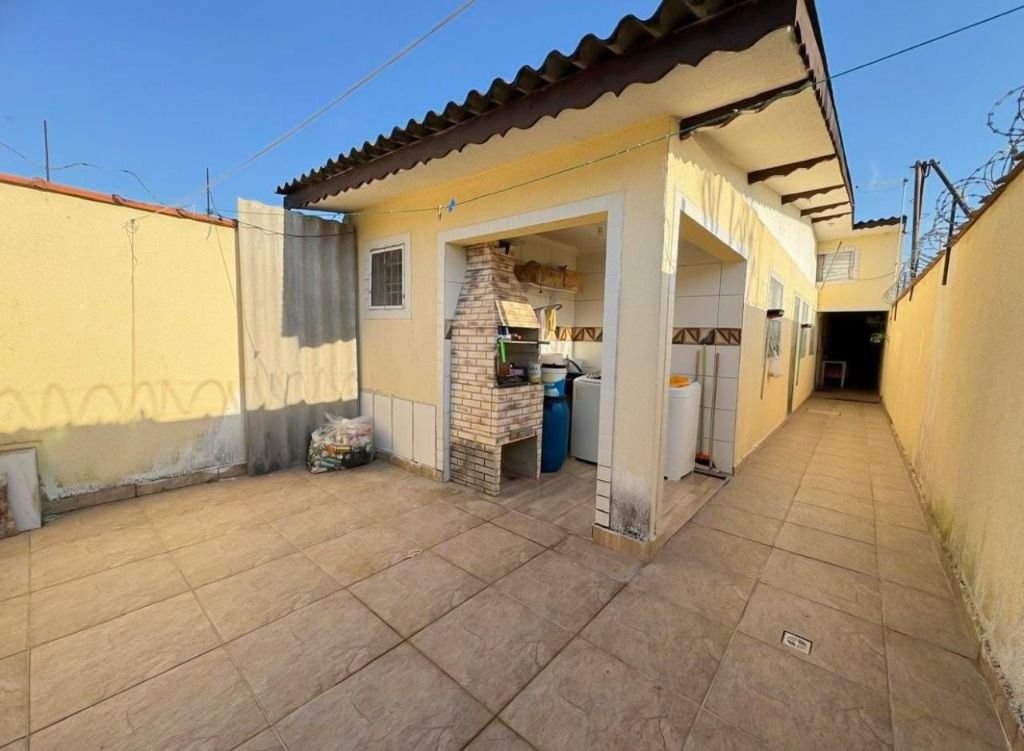 Casa com 2 dormitórios próximo à praia no bairro Jardim Leonor
