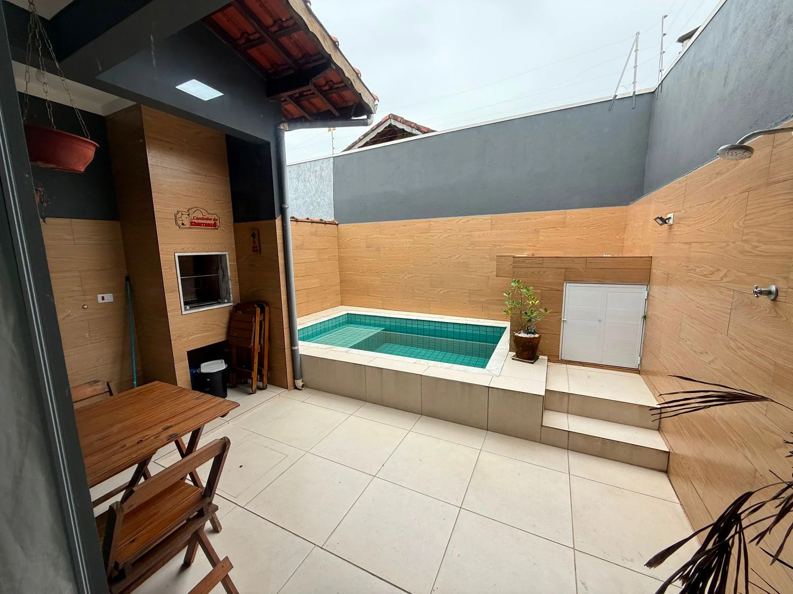 Casa com 2 dormitórios próximo à praia no bairro Itaóca