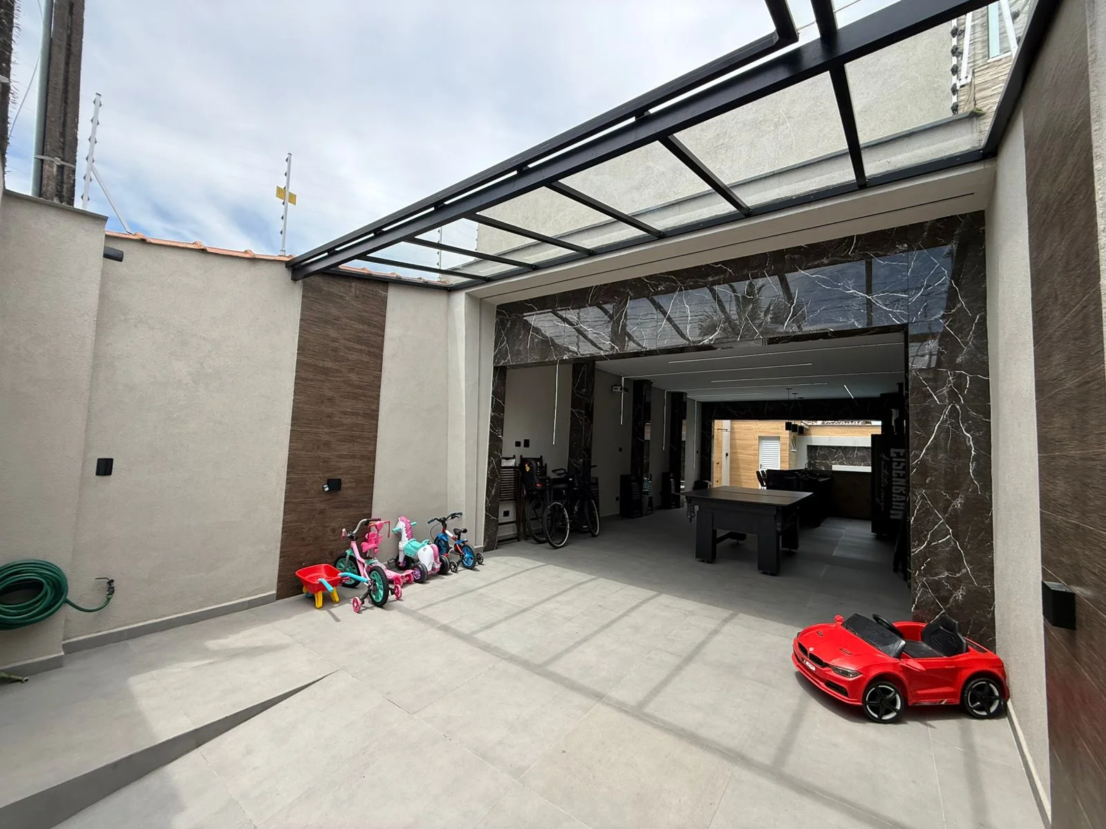 Casa com 4 dormitórios próximo à praia no bairro Vila Atlântica