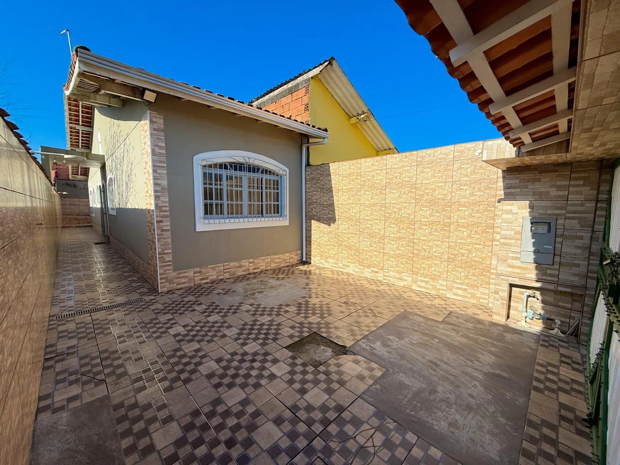 Casa com 2 dormitórios próximo à praia no bairro Itaguaí