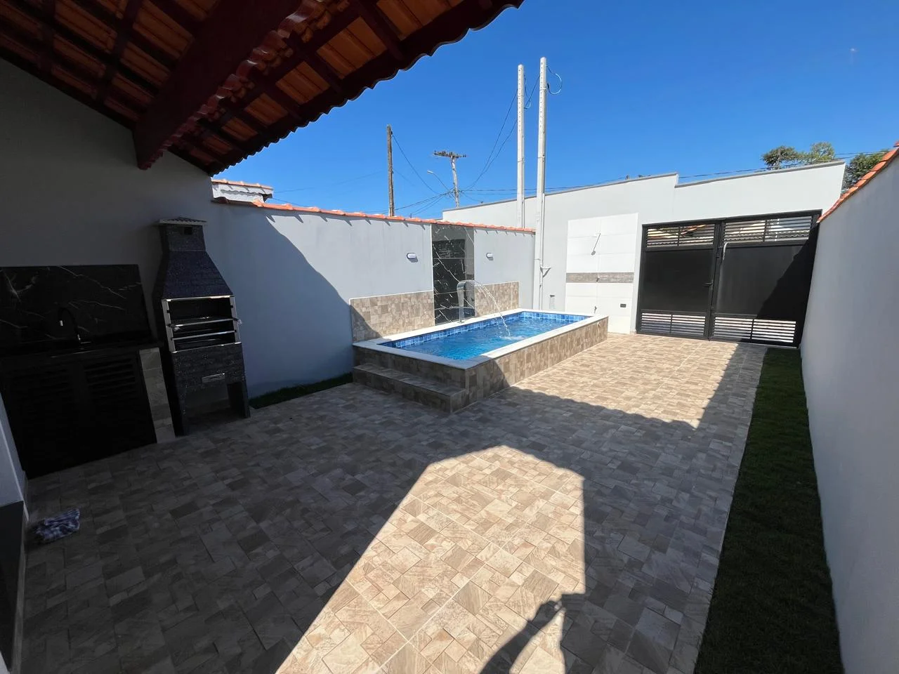Casa com 2 dormitórios próximo à praia no bairro Loty