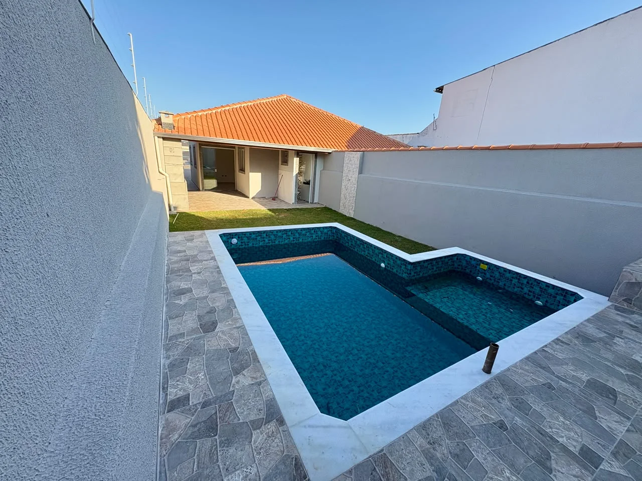 Casa com 2 dormitórios próximo à praia no bairro Cibratel Il