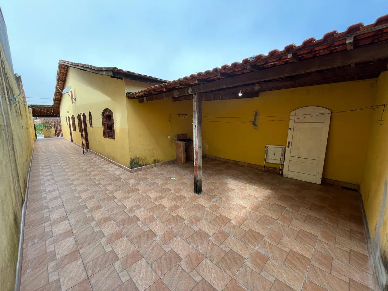 Casa com 2 dormitórios próximo à praia no bairro Itaguaí