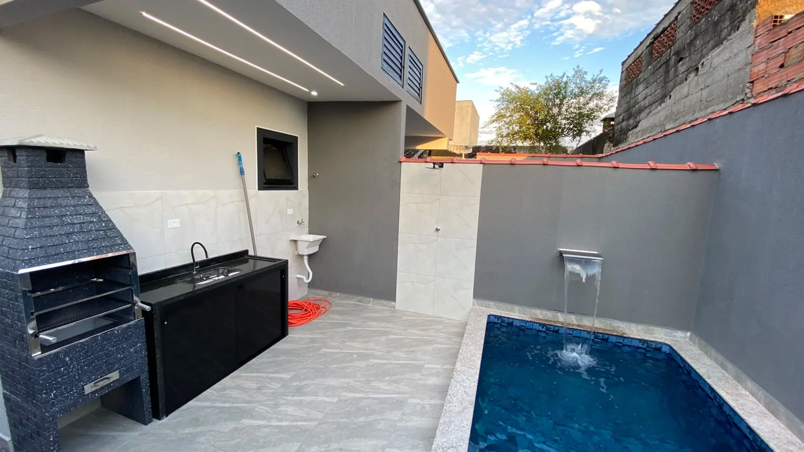 Casa com 2 dormitórios próximo à praia no bairro Vera Cruz