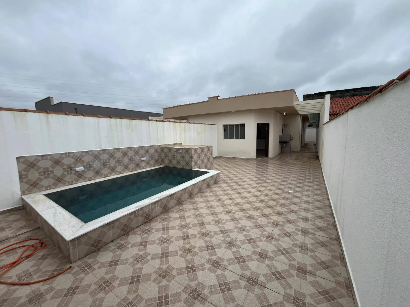 Casa com 2 dormitórios próximo à praia no bairro Jamaica (Praia)