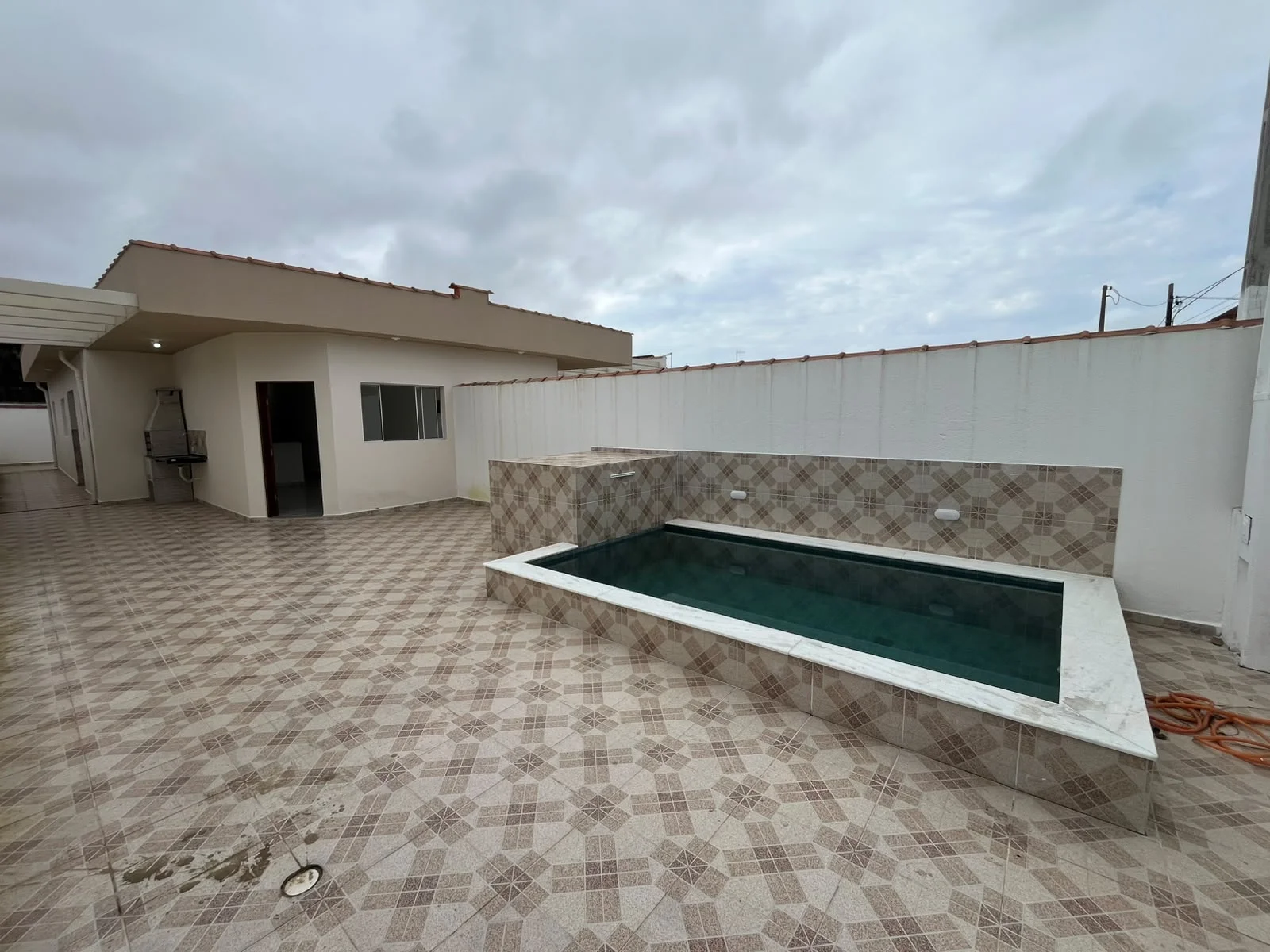 Casa com 2 dormitórios próximo à praia no bairro Jamaica (Praia)
