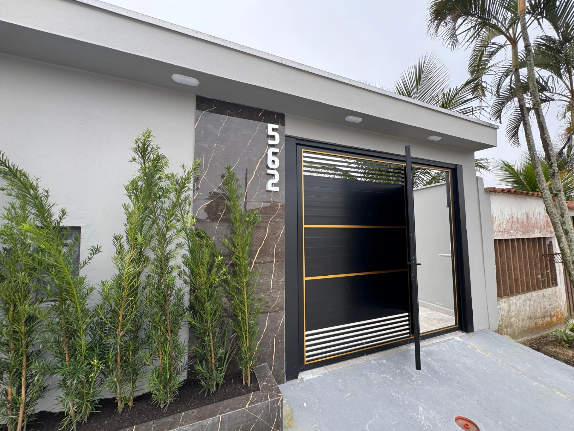 Casa com 3 dormitórios no bairro Flórida Mirim