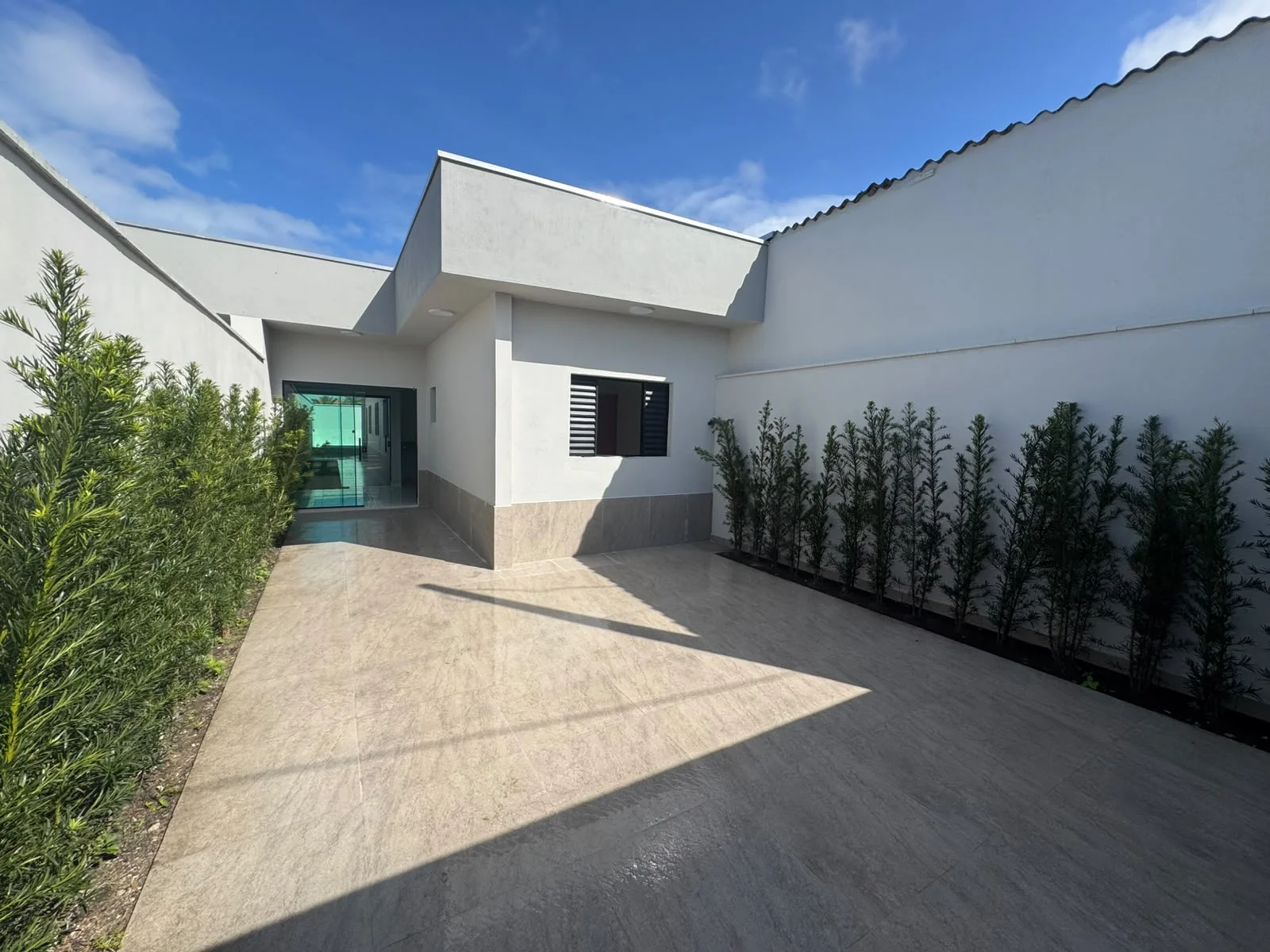 Casa com 3 dormitórios próximo à praia no bairro Jamaica (Praia)