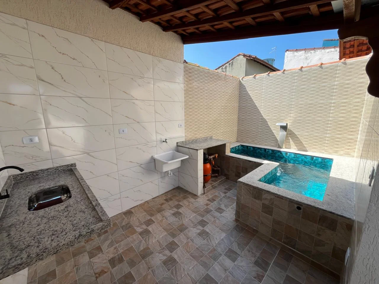 Casa com 2 dormitórios próximo à praia no bairro Itaóca