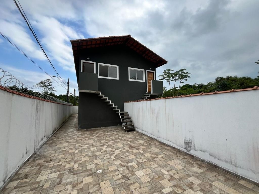 Sobrado com 2 dormitórios próximo à praia no bairro Parque Jequitiba