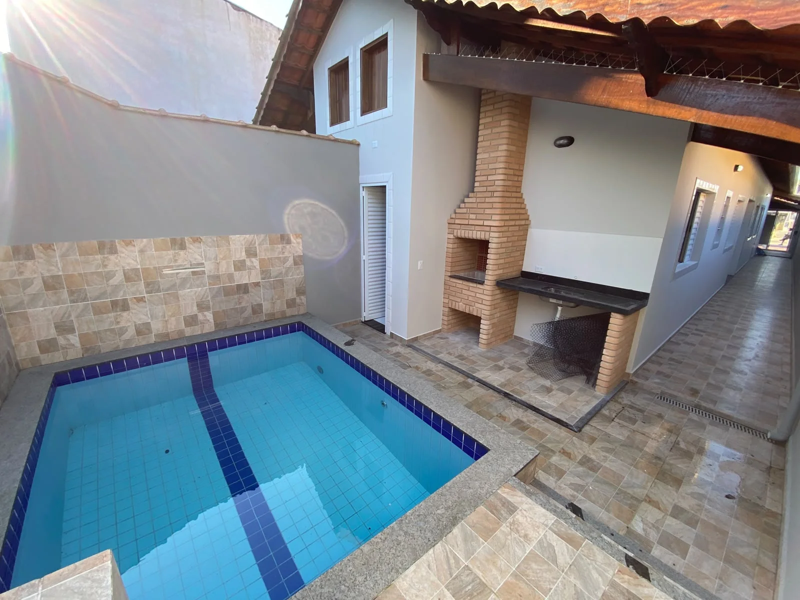 Casa com 3 dormitórios e piscina próximo à praia no bairro Flórida Mirim