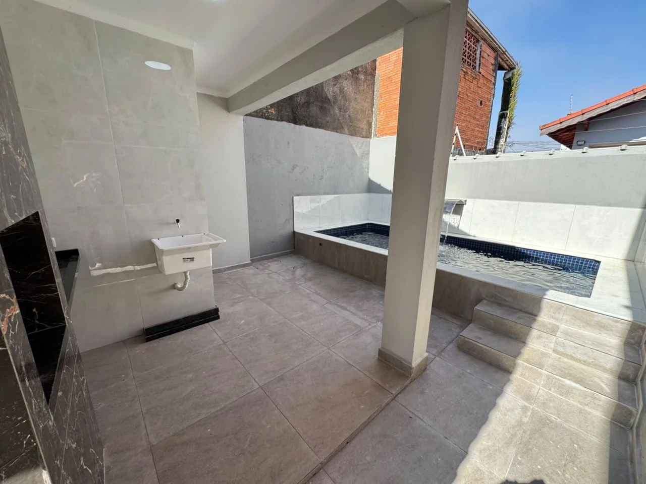 Casa com 3 dormitórios próximo à praia no bairro Flórida Mirim