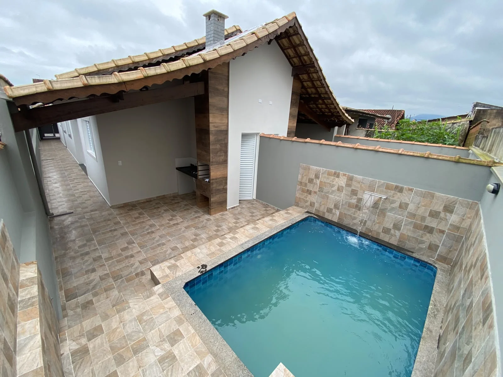 Casa com piscina e 2 dormitórios próximo à praia no bairro Agenor de Campos