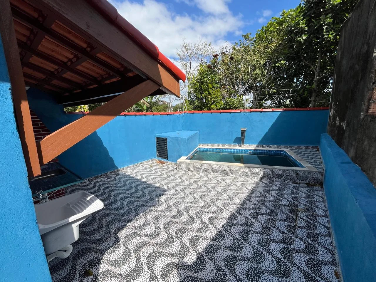 Casa com 2 dormitórios próximo à praia no bairro Jamaica (Praia)