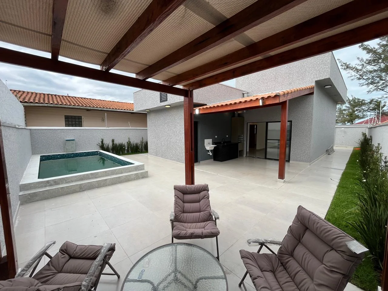 Casa com 3 dormitórios próximo à praia no bairro Bopiranga